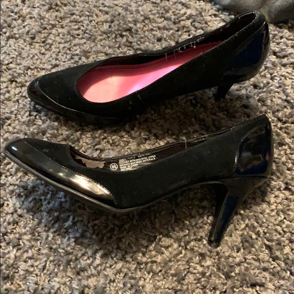 Size 8.5 Isaac Mizarhi heels.